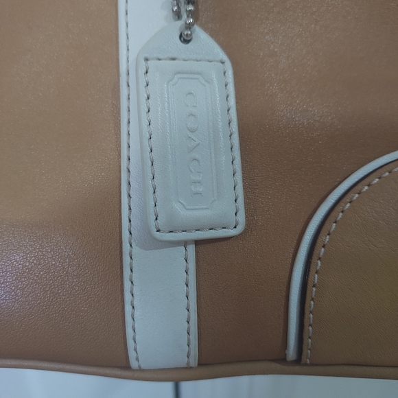 Coach tan handbag with white trim - Picture 3 of 9